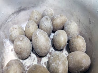 Kızarmış patates baharatlı sos ile