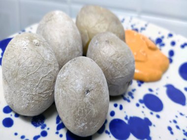 Kızarmış patates baharatlı sos ile