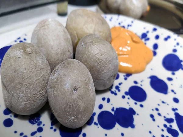 Kızarmış patates baharatlı sos ile