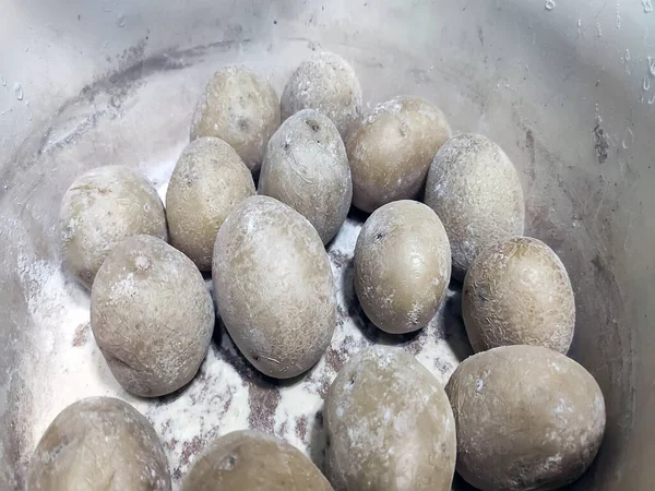 Kızarmış patates baharatlı sos ile