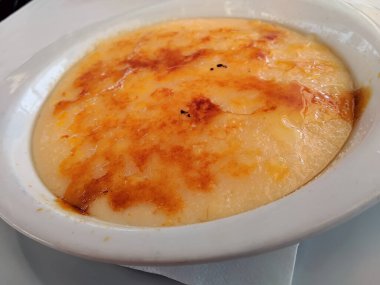 Creme brulee beyaz zemin üzerine