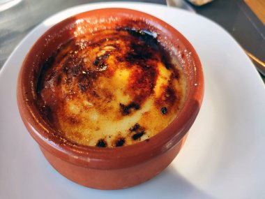 Creme brulee beyaz zemin üzerine