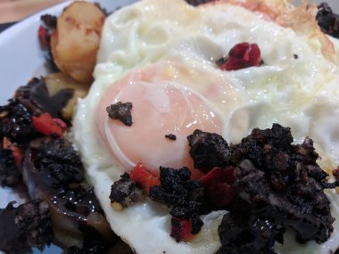 Huevos Rotos Recipe: Tabakta patates ve kanlı sosisli İspanyol Kırık Yumurtaları.
