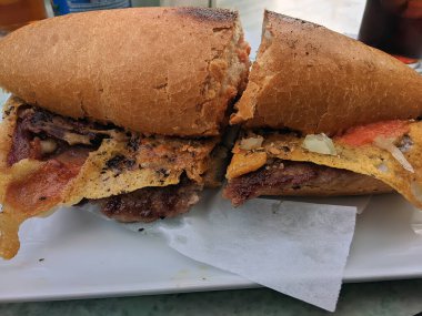 Hamburger ve patates kızartması.