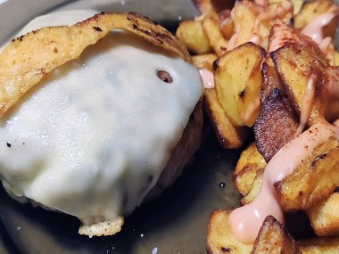 Hamburger ve patates kızartması.