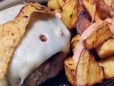 Hamburger ve patates kızartması.