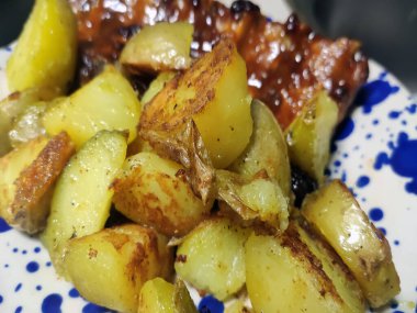 Baharatlı ızgara pirzola. Yaz mangalından.