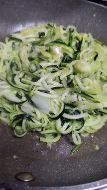 Yeşil soslu kabak spaguetti.