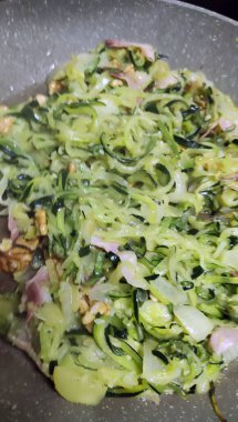 Yeşil soslu kabak spaguetti.