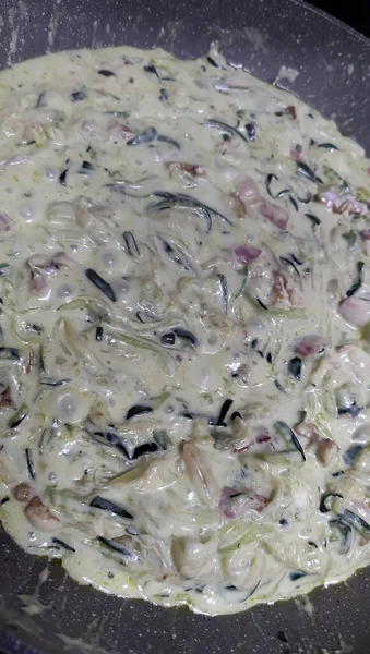 Zucchini Spaguetti Mit Grünem Pesto — Stockfoto