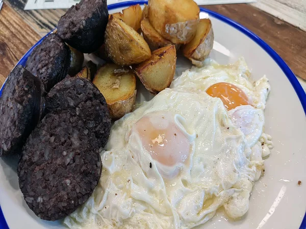 Huevos Rotos Συνταγή Spanish Broken Eggs Potato Blood Sausage Plate — Φωτογραφία Αρχείου