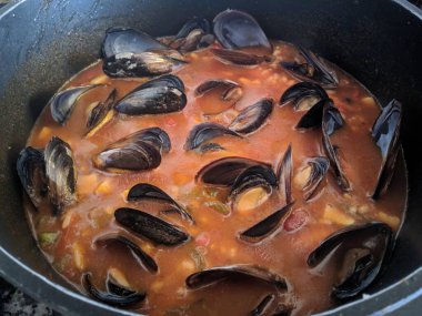 Geleneksel tavada tipik İspanyol deniz ürünleri paella 'sı