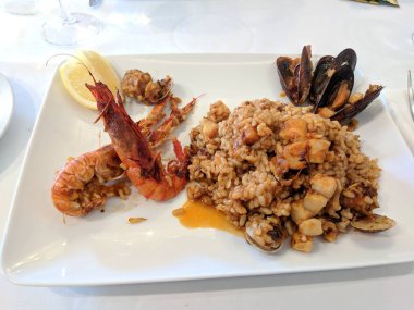 Geleneksel tavada tipik İspanyol deniz ürünleri paella 'sı