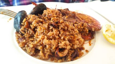 Geleneksel tavada tipik İspanyol deniz ürünleri paella 'sı