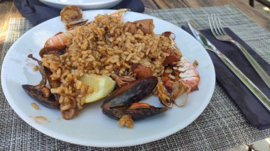 Geleneksel tavada tipik İspanyol deniz ürünleri paella 'sı