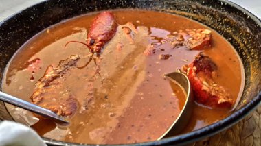 Geleneksel tavada tipik İspanyol deniz ürünleri paella 'sı