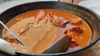 Geleneksel tavada tipik İspanyol deniz ürünleri paella 'sı