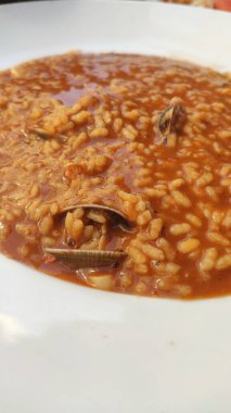 Geleneksel tavada tipik İspanyol deniz ürünleri paella 'sı