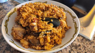 Geleneksel tavada tipik İspanyol deniz ürünleri paella 'sı