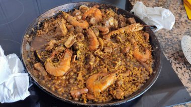 Geleneksel tavada tipik İspanyol deniz ürünleri paella 'sı