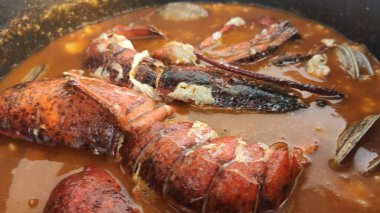 Geleneksel tavada tipik İspanyol deniz ürünleri paella 'sı