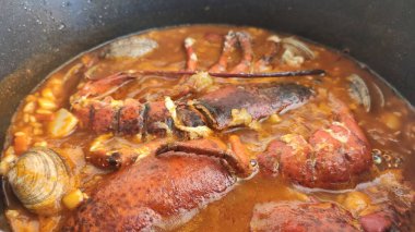 Geleneksel tavada tipik İspanyol deniz ürünleri paella 'sı