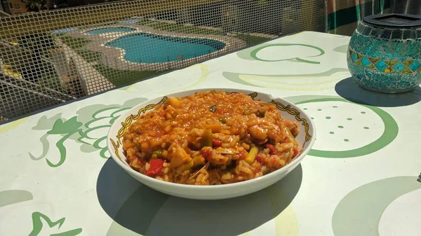 Geleneksel tavada tipik İspanyol deniz ürünleri paella 'sı