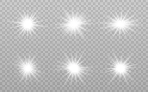 Collezione di stelle incandescenti. Esplosioni bianche su sfondo trasparente. Brillanti scintillanti esplosioni. Set flash bianco. Particelle d'argento magiche. Illustrazione vettoriale — Vettoriale Stock