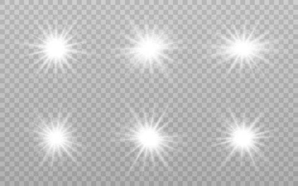 Colección de estrellas brillantes. Explosiones blancas sobre fondo transparente. Explosiones brillantes y brillantes. Juego de destellos blanco. Partículas mágicas de plata. Ilustración vectorial — Vector de stock