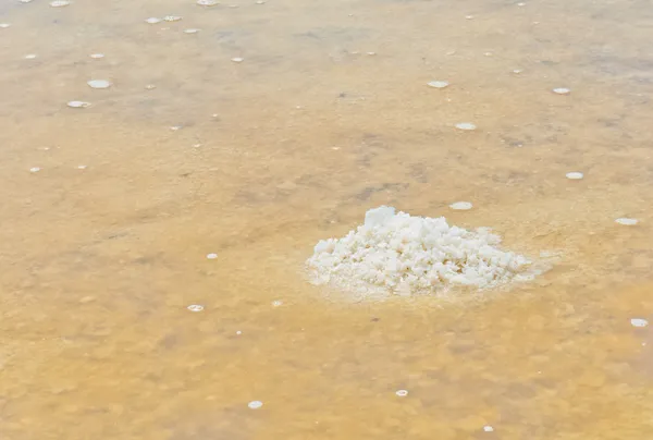 Соль в пруду для испарения — стоковое фото