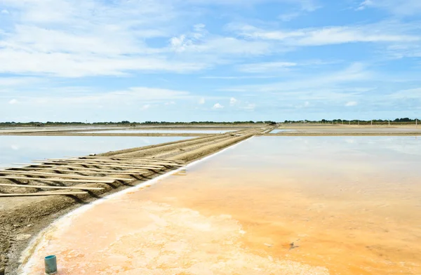 Traditionella salt avdunstning dammar — Stockfoto
