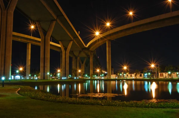 Scène nocturne du pont — Photo