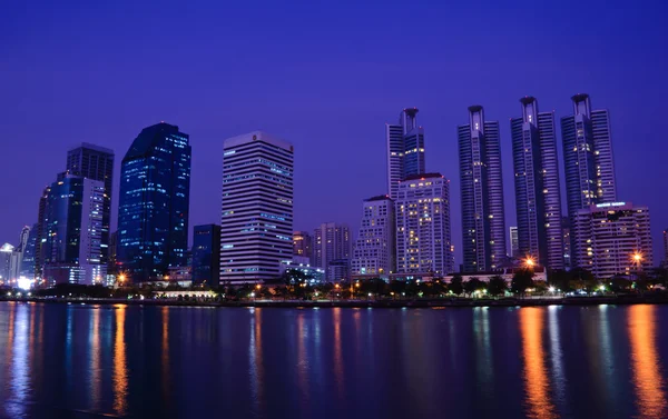 Cidade de Banguecoque na cena da noite — Fotografia de Stock