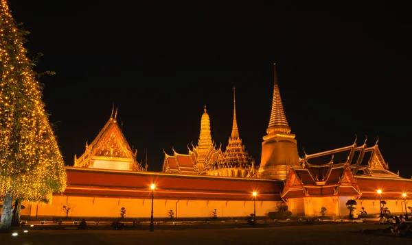 著名泰国寺庙的夜景 — 图库照片