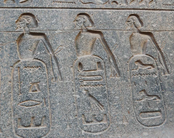 Egyptische stenen beeldhouwwerk — Stockfoto