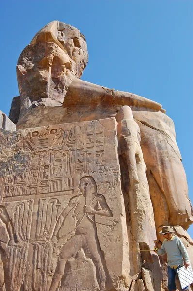 Detail panel samping dari patung Memnon — Stok Foto