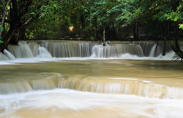 Tropisch regenwoud waterval, thailand — Stockfoto