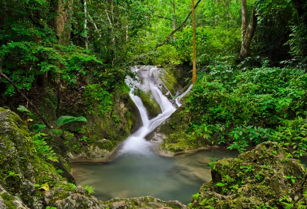 Paisaje natural con cascada, Tailandia — Foto de Stock