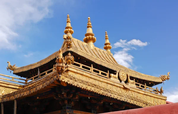 Templo tibetano telhado dourado — Fotografia de Stock