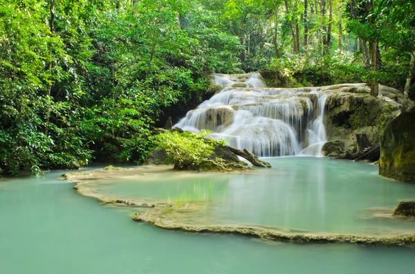 Hermosa cascada en el Parque Nacional de Erawan, Tailandia — Foto de Stock