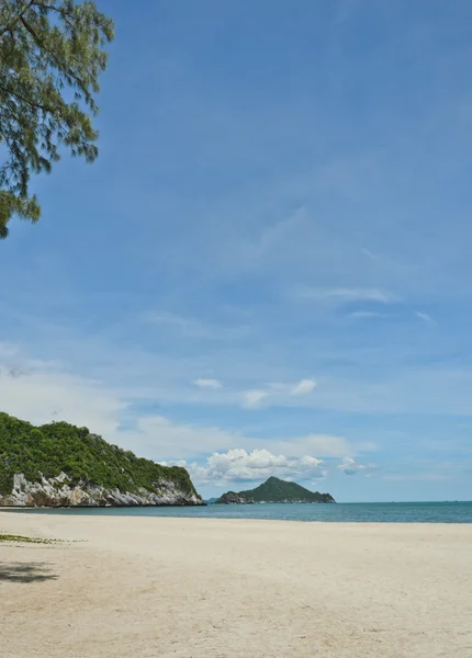 Tropikalny biały piasek na plaży z błękitnego nieba — Zdjęcie stockowe