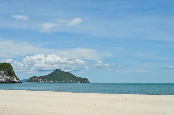 Tropikal beyaz kum plajı ile deniz manzarası — Stok fotoğraf