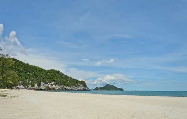 Sand beach with blue sky — Stock Photo, Image