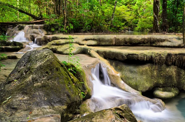 Kaskádové vodopády v tropickém deštném pralese — Stock fotografie