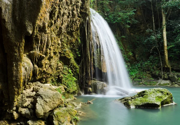 Exotické hluboké lesní vodopád — Stock fotografie