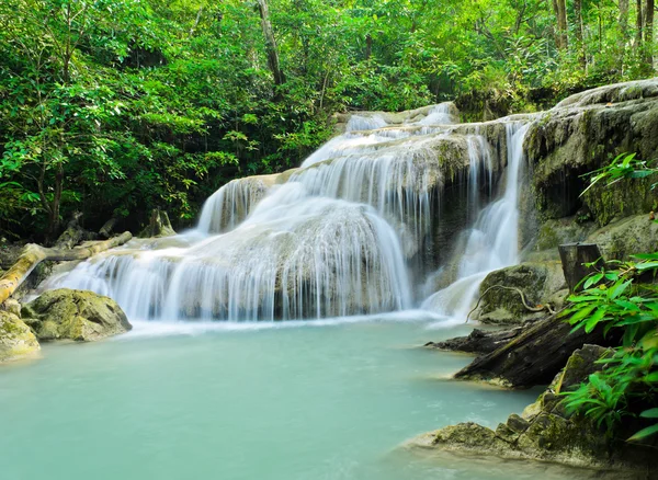 Nádherný tropický deštný prales vodopád — Stock fotografie