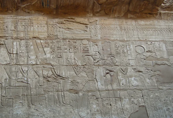 Relief carved wall in Great temple of Karnak, Egypt — Stock Photo, Image