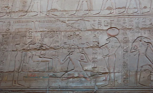 Egyptische goden gesneden muur — Stockfoto