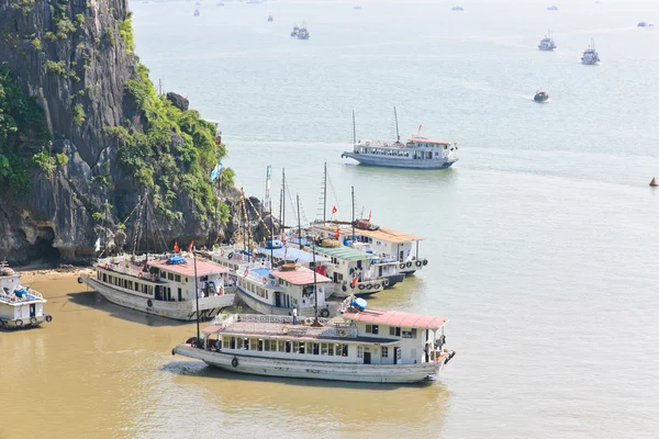 Barcos turísticos en Halong Bay, Vietnam —  Fotos de Stock