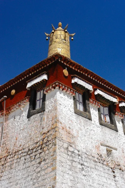 Украшение крыши тибетского храма — стоковое фото